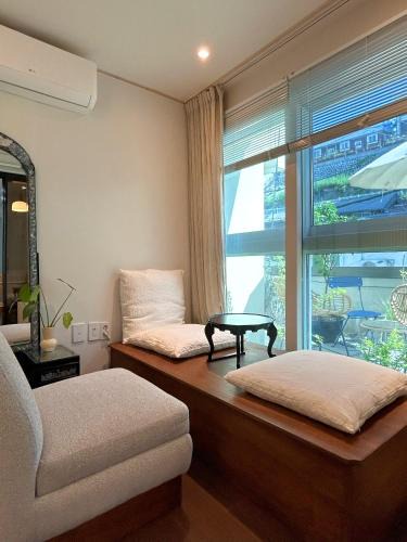 Seoul Station ㅣThe interior of a hanok with a terrace