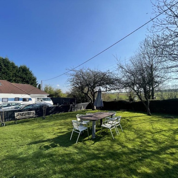 Serene Countryside Escape with Parking