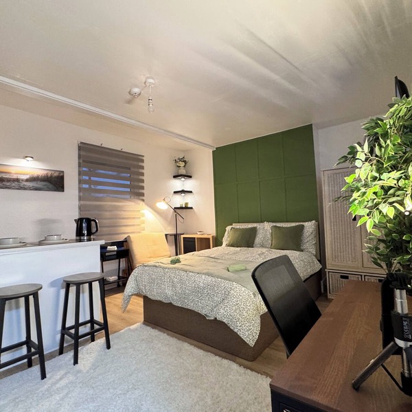 Serene Green Theme Studio Home in the Heart of Finsbury Park