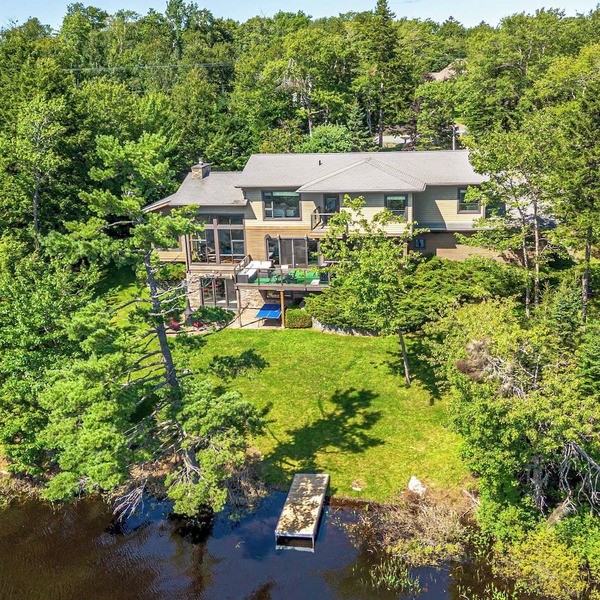 Serene modern Lakehouse on Golf Course