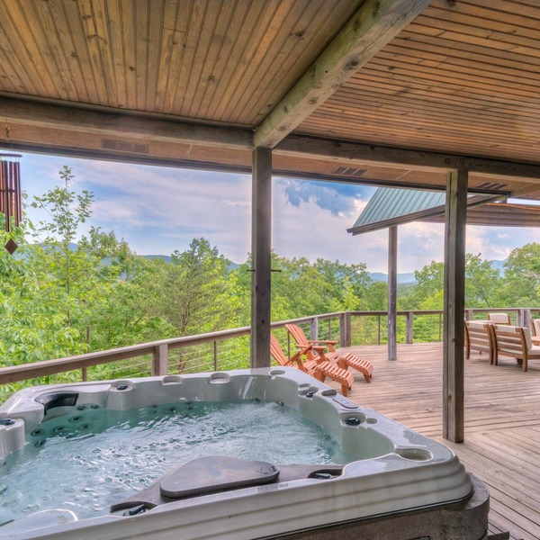 Serene Mountain Views: Pet-Friendly Retreat with Hot Tub