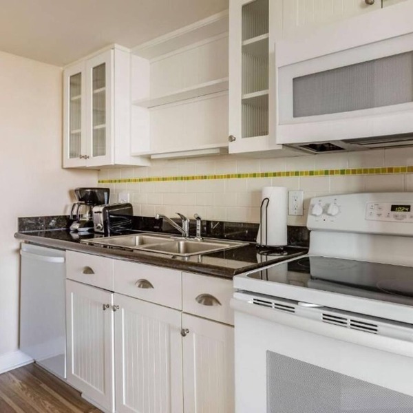 Serene Oceanfront Retreat in 4 Rooms with Full Kitchen & Outdoor Pool Fun