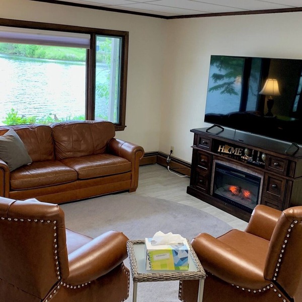 Serene river apartment walking distance to downtown and Heartland Trail!