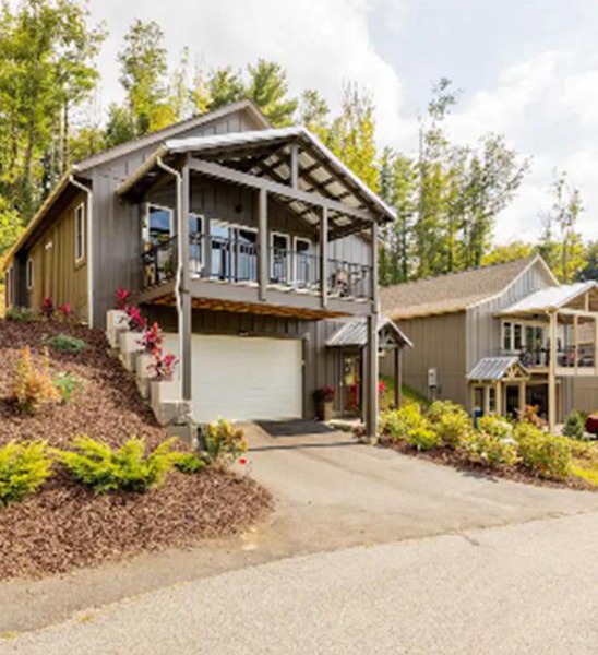 Serene Rustic Farmhouse Mountain Cottage (Sleeps 4)