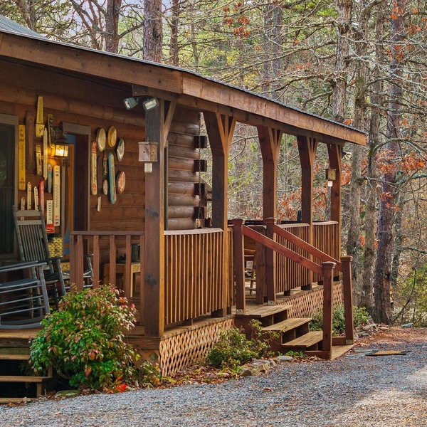 Serenity-A Romantic Secluded Riverfront 1 level expansive log cabin with hot-tub