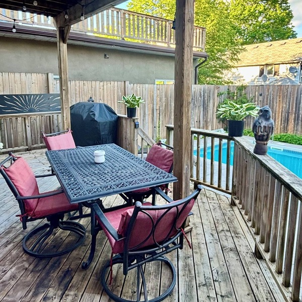 Serenity on Lock| Family Retreat, Heated Pool & Games loft, steps to Little Lake