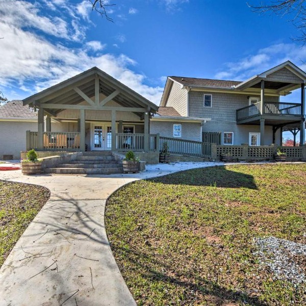 Serving Southern Charm at this Clarkesville House!