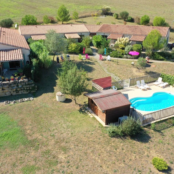 Set of 4 air-conditioned 3* gîtes, swimming pool for 16 people in the middle of the vineyards.