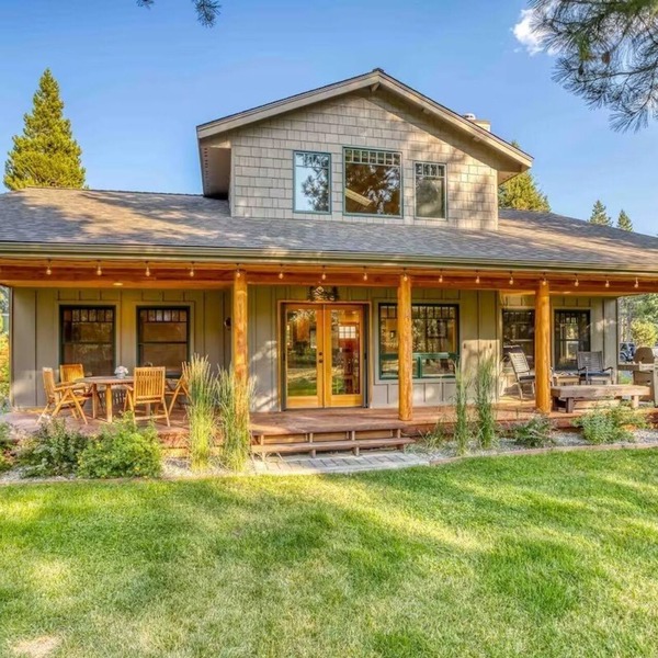 Settle Inn, Riverfront Sunriver Home~ Ski, Hot Tub, Pet Friendly