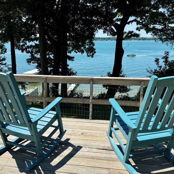 Seven Oaks — Lakefront Cottage on Owasco Lake — Large Beach with Stunning Views
