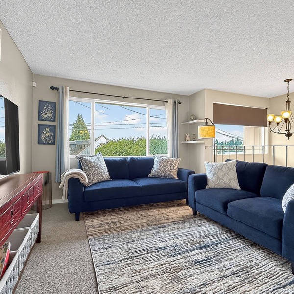 Shabby Chic 3BR Lake Retreat – Walk to Park, Shops, & More