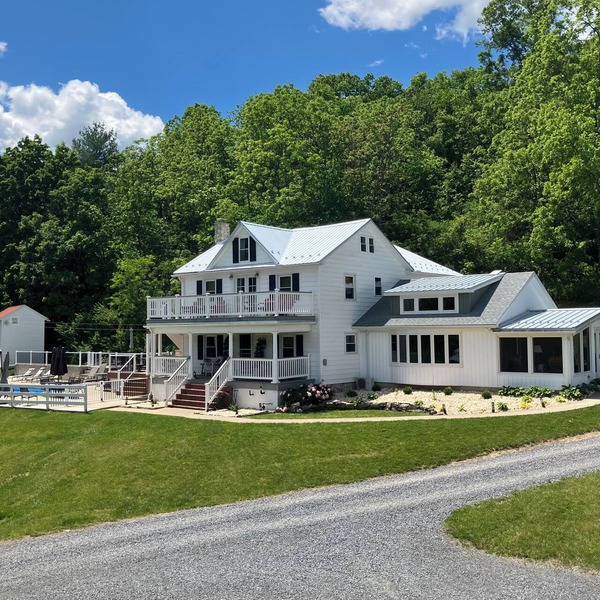 Shadow Ridge Farm & Retreat - Pool, Hot Tub, Pickleball & Pond - sleeps 35