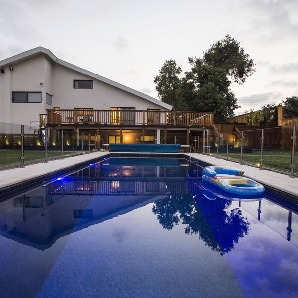 Shared property close to most cities up to 10 adults comfy pool sauna Hottub.