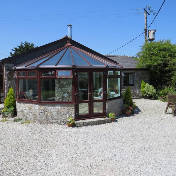 SHEILA'S COTTAGE, pet friendly, with open fire in Penryn