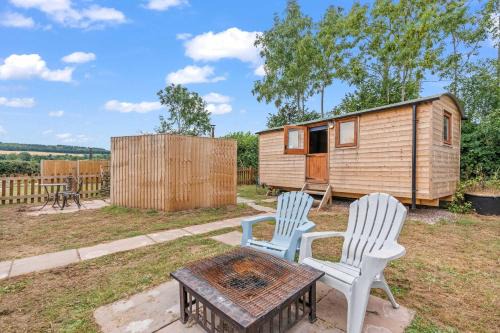Shepherds Hut Romantic Stay - Wood-Fired Hot Tub