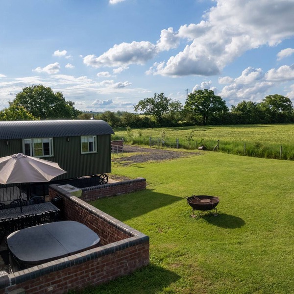 Shepherds View at Oaks Barn Farm with optional salt water hot tub nr Stratford.