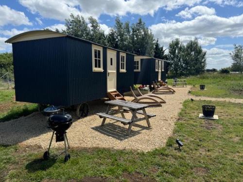 ShepherdsHut-HotTub-Cotswolds-PetFriendly