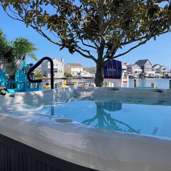 Shorely Perfect Waterfront Upscale 2nd FL 2/3BR 2.5bth Jacuzzi Dock Kayaks +