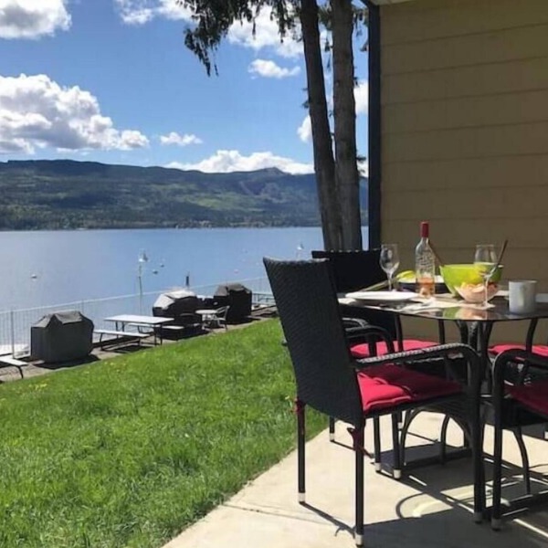 Shuswap Lakefront 🏖️nWeekly rental - Saturday 3pm to Saturday 12pm nNO pets