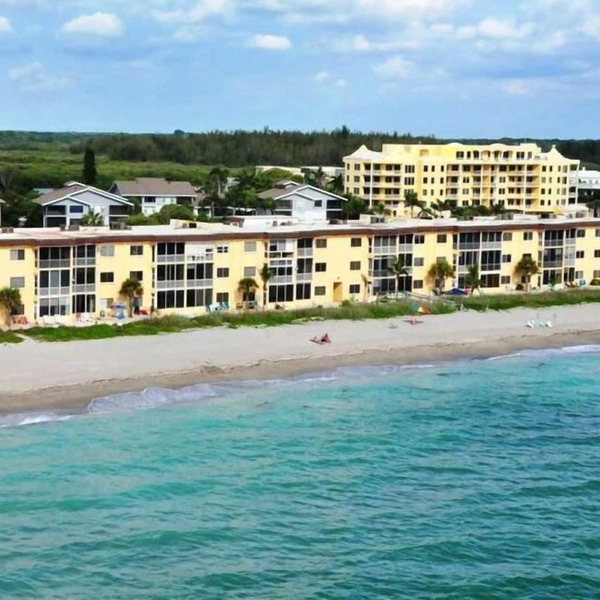 Siesta Key - Beachfront Condo - 2 BR – Free Boat Docks - Upscale - Renovated