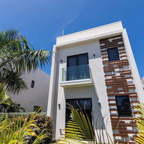 Silver Reef 10-Luxury beachfront unit with rooftop terrace & outdoor kitchen!