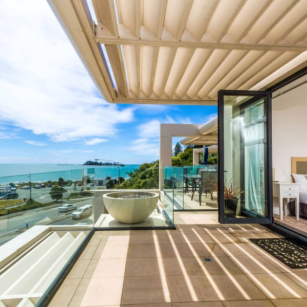 Silver Sands - Beautiful Penthouse-level Beachside Apartment