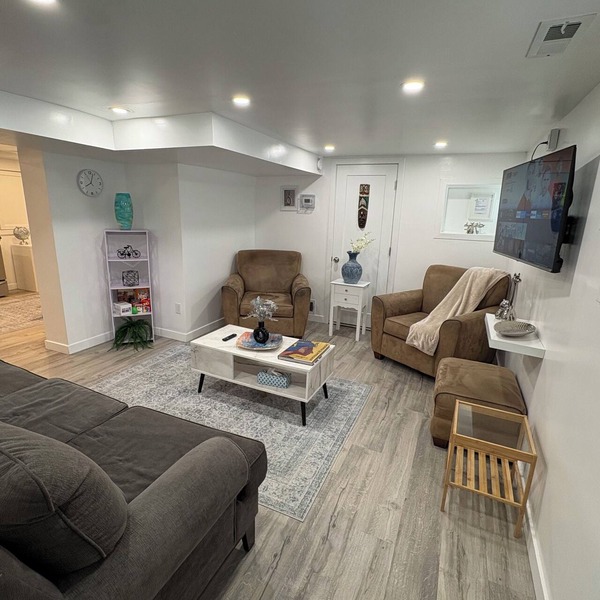 Silverado Suite: Modern Quiet 2BR Queen's Downtown + Parking