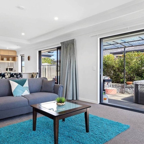 Silverstream Kaiapoi Retreat – 3BR Home with Spa & Sun-Filled Living