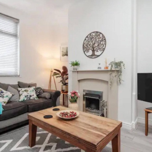 Simons 2 bed home on the outskirts of Liverpool with great links to the City