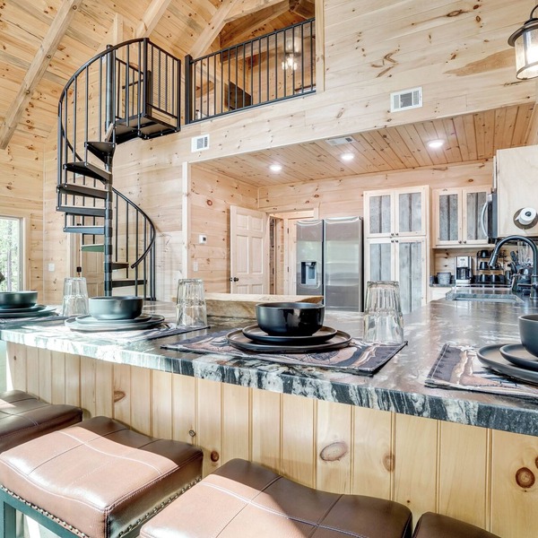 Sip, Hike & Explore: Sleek Retreat in Cleveland!