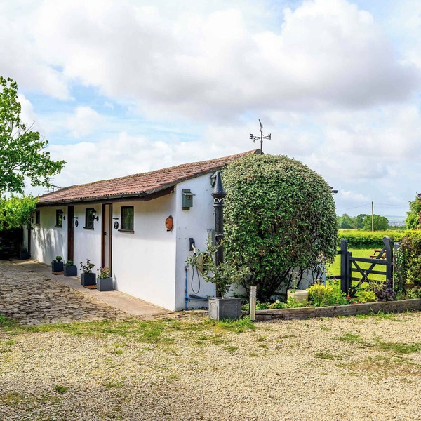 Siston Stables by STAE-Homes