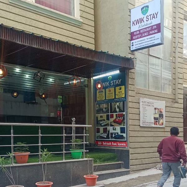 Situated in the vibrant yet peaceful area of Tapovan.