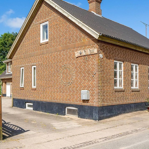Situated right next to the train station, this vacation home near Henne St. awaits you.