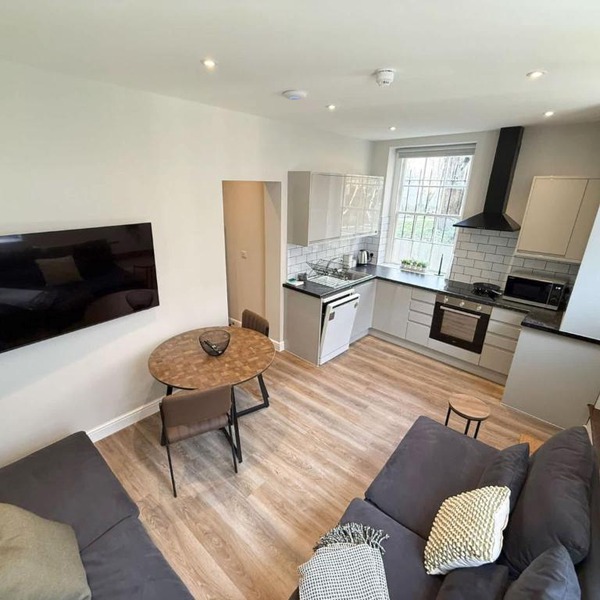 Six Bedroom Flat on John Street - Flat 1
