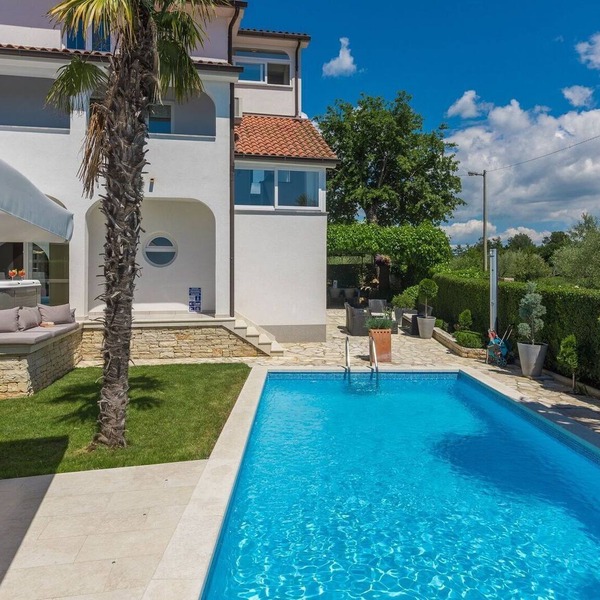 Six-bedroom villa with pool and garden in a quiet village near Porec