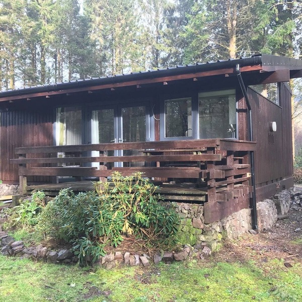 SKERRY is an authentic log cabin in a lovely forest location close to Loch Awe