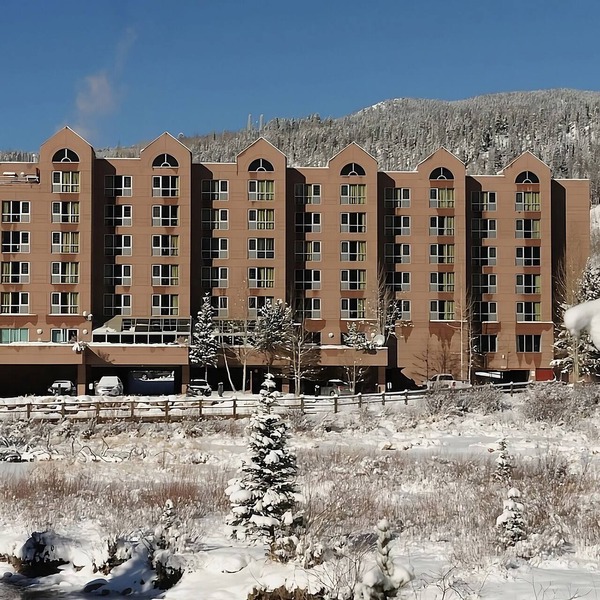 Ski Access! Two Relaxing Units, Free Breakfast, Jacuzzi, Mountain Views!