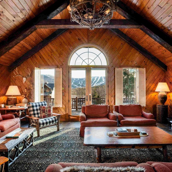 Ski Chalet with Pool, Hot tub, Sauna, Pizza Oven, 2 Fireplaces & Outdoor Firepit