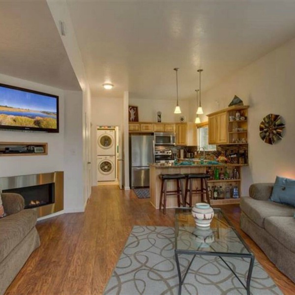 SKI MOUNTAIN GETAWAY! AMAZING LOCATION FOR SKIING, HIKING AND SEEING LAKE TAHOE.