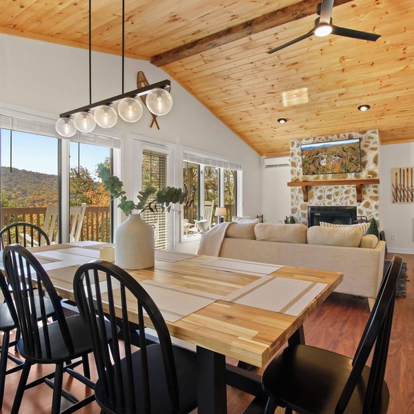 SkiView Cabin - 4BR, Cozy and Modern ~ Sleeps 10