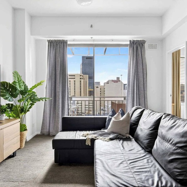 Skyline & Harbour Views-Top Floor