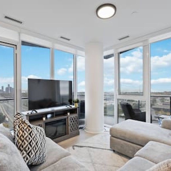Skyline Haven - Modern 3-BD City View Retreat