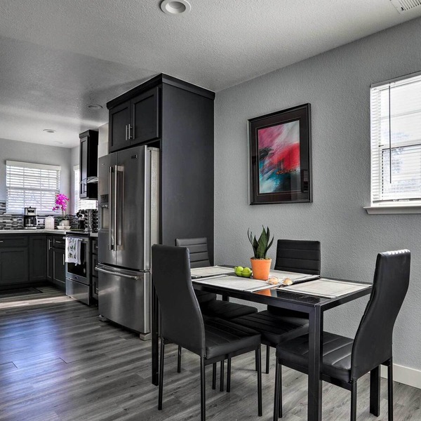 Sleek Downtown Apt: Balcony, Walk to UC Davis
