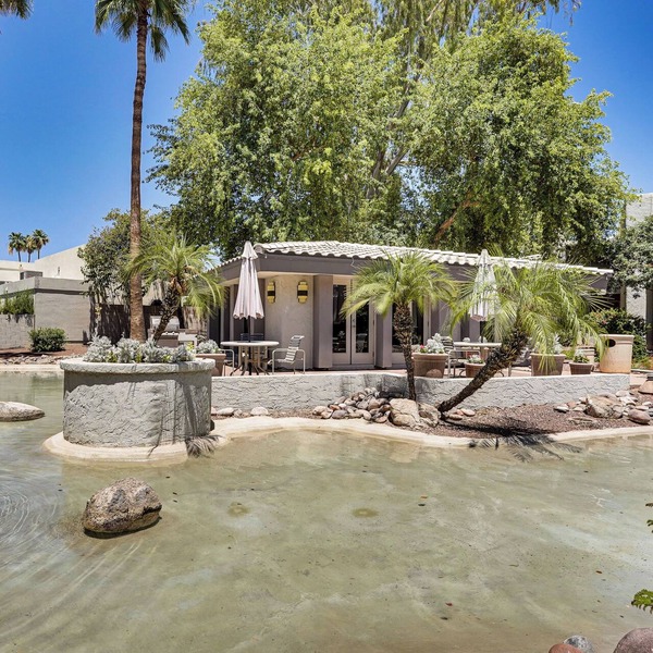 Sleek Phoenix Condo: Walk to Biltmore Fashion Park