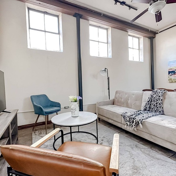 Sleepover - Stylish 2BD/1BA Condo Downtown SGF