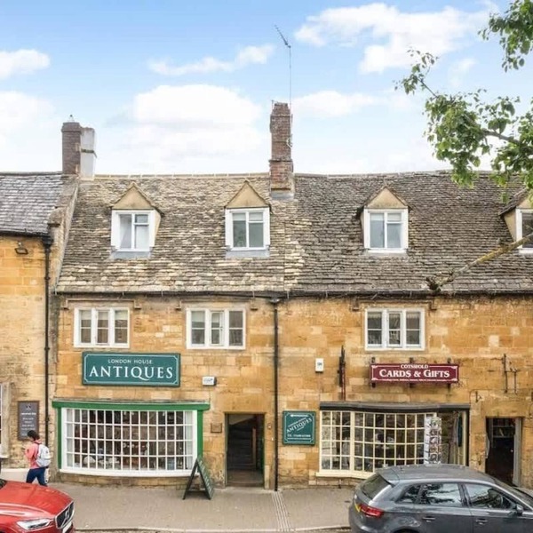 Sleeps 10 with private garden