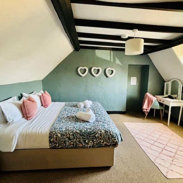 Sleeps 10 with private garden