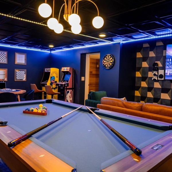 Sleeps 15, Heated Pool, Hot tub, Barrel Sauna, Full Game Room and amazing views!