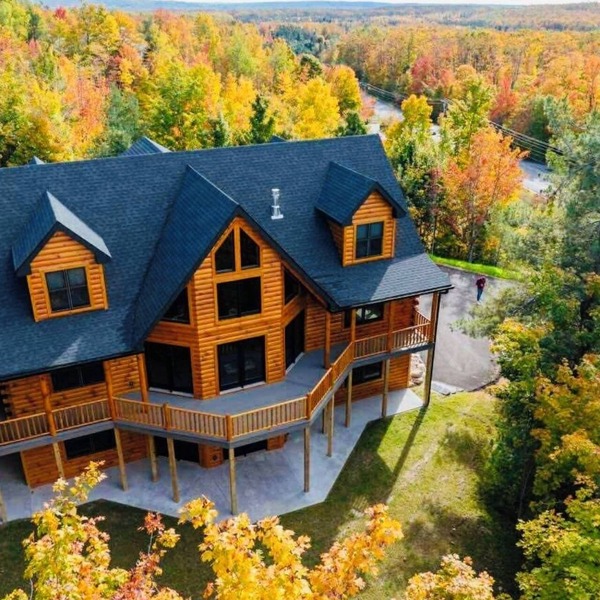 Sleeps 22. Minutes from Nubs Nob & Highlands & golf courses! Spacious & Private