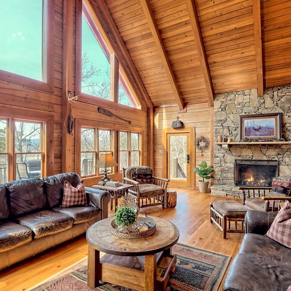 Sleeps 28, 2 Cabins, 10BR/8BA, Hot Tub, Game Room, Firepit, King Beds, Helen, GA